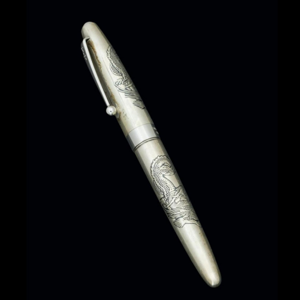 Estilográfica marca NAMIKI Dragon, realizada en plata sterling con dragón oriental grabado.