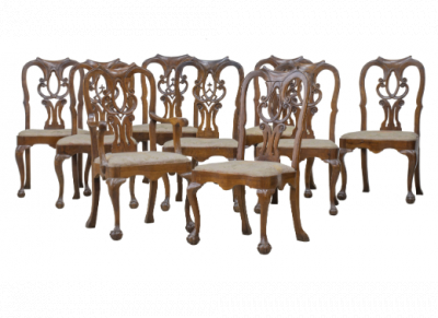 Juego de diez sillas y dos sillas de brazos Chippendale de madera tallada de caoba.  Trabajo inglés, h. 1760-1770. 