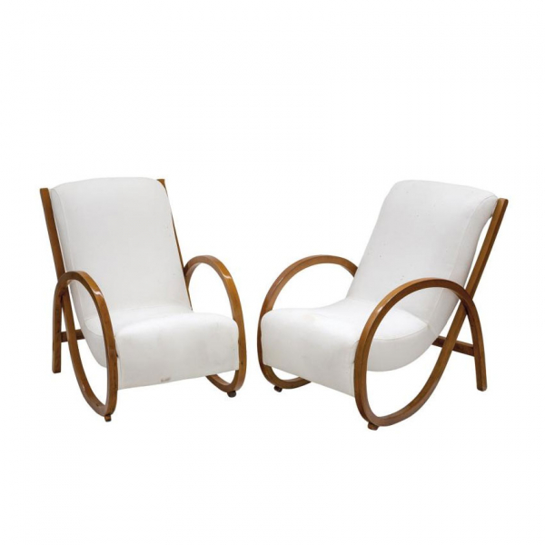 Pareja de butacas Art Deco S. XX.  Pareja de butacas midcentury de estilo Art Decó realizadas en madera tallada y torneada.