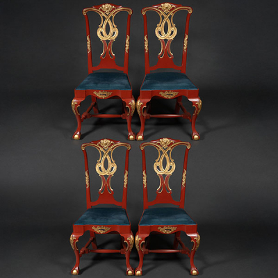 Conjunto de cuatro sillas en madera estilo Reina Ana en madera lacado en rojo y dorado del siglo XX.
