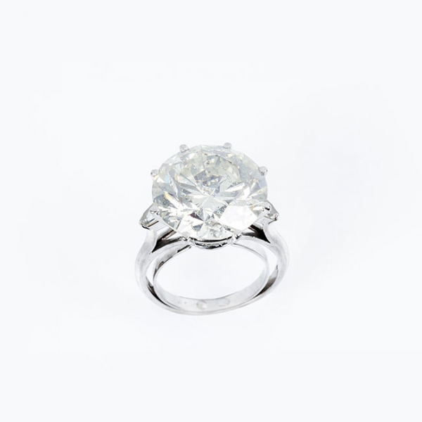 Diamante natural, talla brillante: 11.96 ct, color M, pureza P1, Fluorescencia fuerte azul. Tallado, proporciones y simetr&iacute;a 'Very Good'.