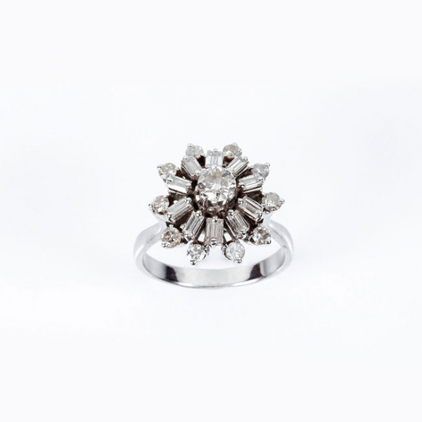 Sortija rosetón vintage en oro blanco 18 K, con centro y y doble orla escalonada de limpios y blancos diamantes 
