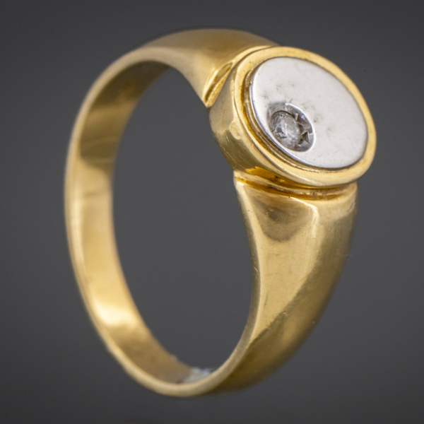 Anillo en oro amarillo y oro blanco de 18 kt con brillantes.