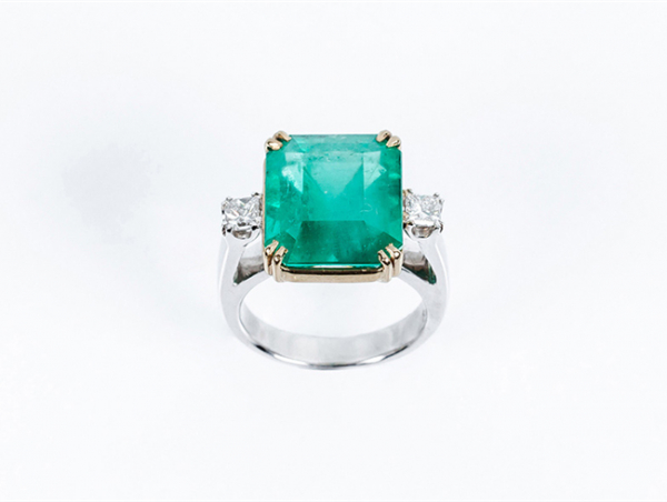 Sortija en sólida montura combinada de oro blanco y amarillo, con una bella esmeralda de Brasil, de profundo color y gran transparencia