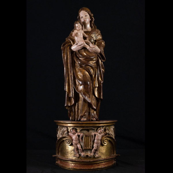 Espectacular "Virgen con Niño " Escuela Romanista del siglo XVI.    En madera dorada, policromada, y esgrafiada.