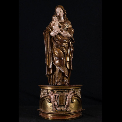 Espectacular &quot;Virgen con Niño &quot; Escuela Romanista del siglo XVI.    En madera dorada, policromada, y esgrafiada.