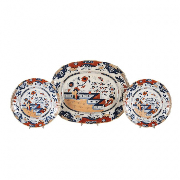 Tres piezas Imari Minton c. 1840.   Fuente y dos platos en loza inglesa de la manufactura Minton. Esmaltada y vidriada.