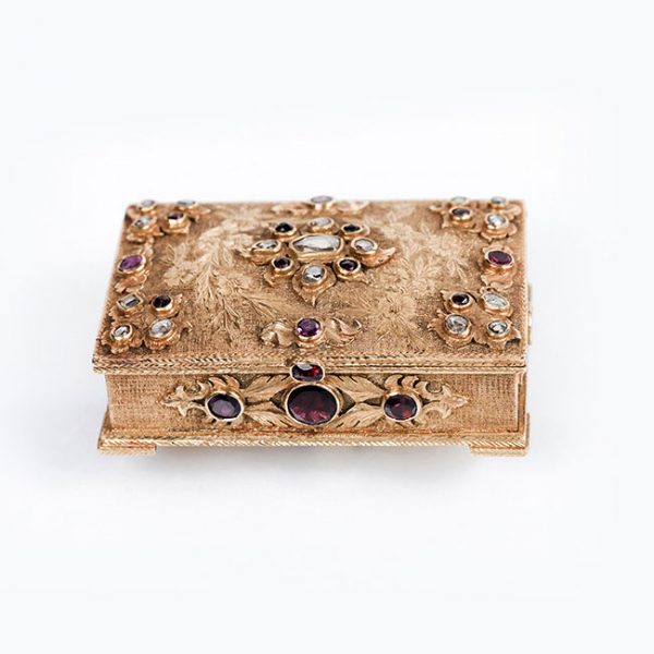 Bella caja rectangular antigua, en sólida orfebrería de oro amarillo 18 K, con decoración grabada de flores y guirnaldas con diamantes talla rosa y talla briquet antigua 
