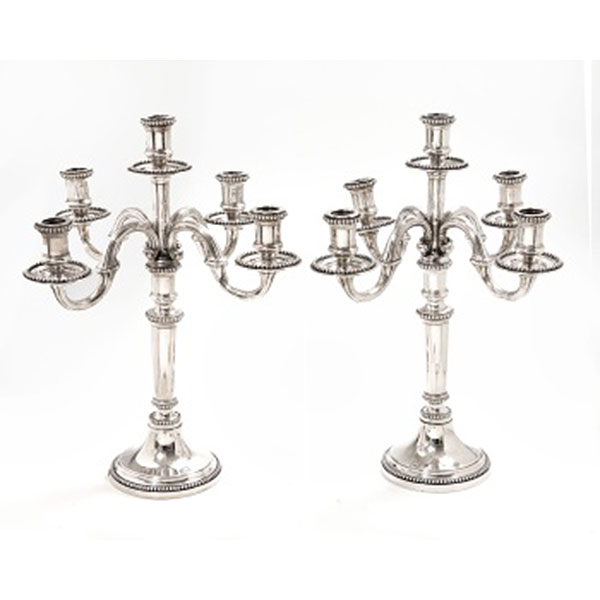 Pareja de candelabros de 5 brazos en plata con decoración de perlas. Estilo Luis XVI. Marcas del platero M. Espuñes.