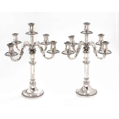 Pareja de candelabros de 5 brazos en plata con decoración de perlas. Estilo Luis XVI. Marcas del platero M. Espuñes.