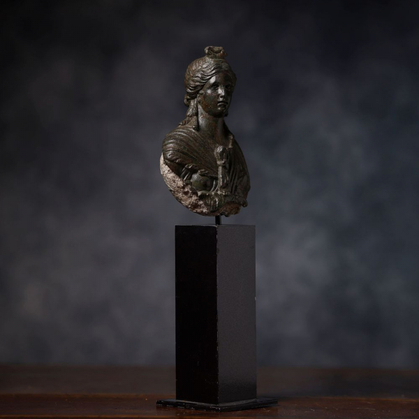 Excepcional Diosa Isis Romana en Bronce Alto Imperial (Siglo I - II d.C.). En bronce. 