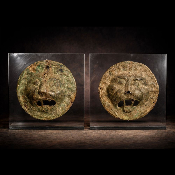 Pareja de Placas decorativas de sarc&oacute;fago o armadura romana en bronce, Alto Imperial (Siglo I - II d.C.).