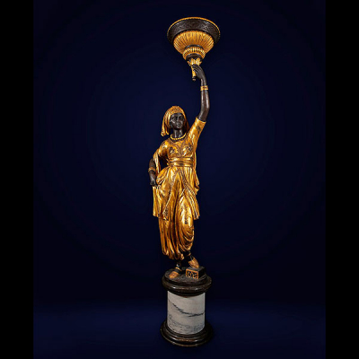 Torchero veneciano con figura femenina en bronce dorado y con peana de marmol, Italia, siglo XIX.