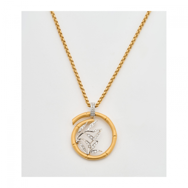 CARRERA Y CARRERA. Cadena con colgante de 3,7 x 3 cm. en oro bicolor mate y brillo con hojas y balía de diamantes talla brillante. 