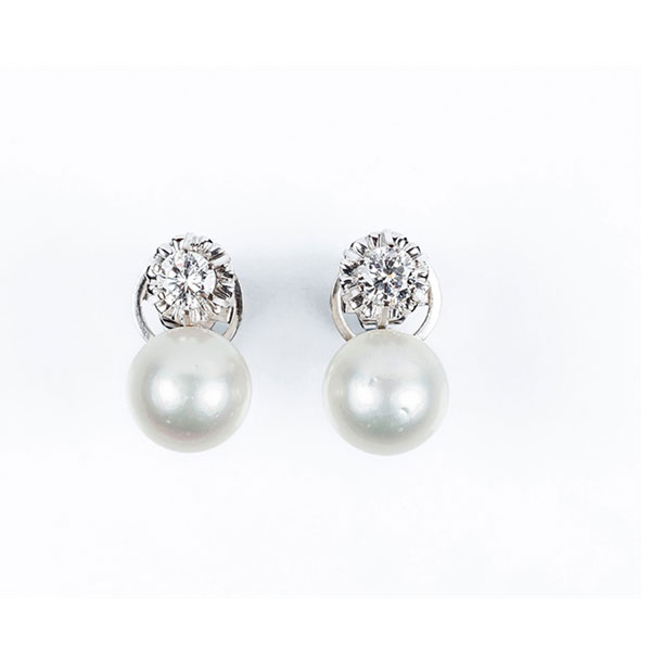 Pendientes vintage &#039;tú y yo&#039; en oro blanco, con una perla austrliana de 12 mm., coronada por un limpio y blanco diamante talla brillante, en garras de ilusión