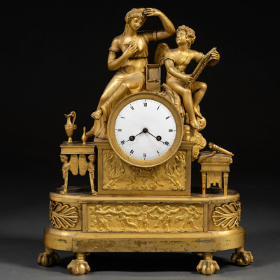Reloj de sobremesa francés época Imperio en bronce dorado. Trabajo francés, Primer tercio del siglo XX.