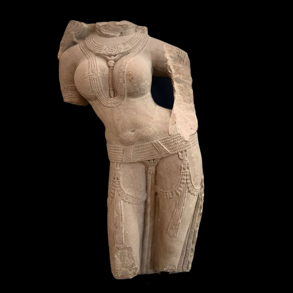 Espectacular y Raro Torso de Diosa Shiva a tamaño natural, Afganistán / Norte de la India siglo VII a siglo X. 