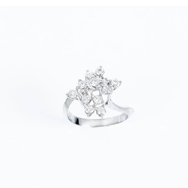 Sortija vintage, en oro blanco 18 K, cuajada de limpios y blancos diamantes talla brillante 