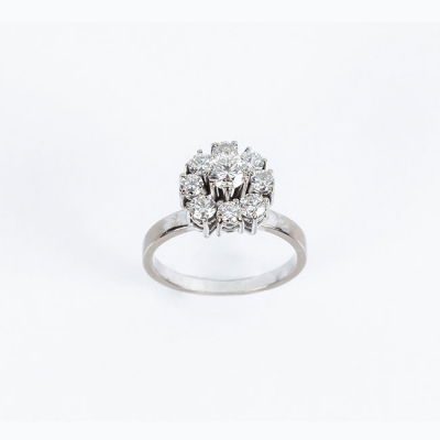 Sortija vintage en montura de oro blanco 18 K, con motivo elevado en roset&oacute;n de limpios y blancos diamantes 