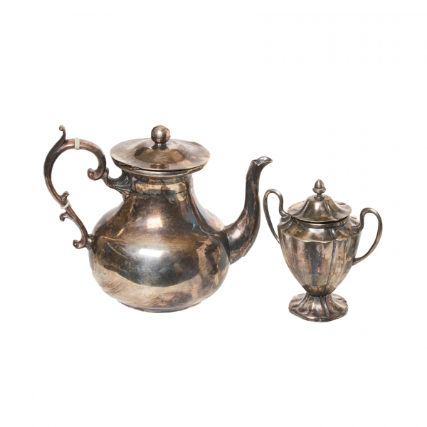 Lote de tetera y azucarera con tapas en plata mexicana punzonada «sterling 950» con decoraciones lisas y gallonadas, s.XX.