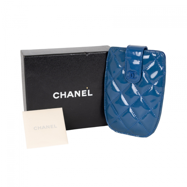 CHANEL. Funda para telefono movil en charol acolchado de tonalidad azul oscuro con logotipo 