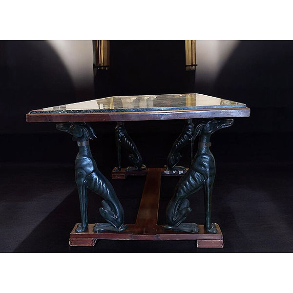 Mesa rectangular con base de cuatro perros con tapa de marmol veteado, Italia, siglo XX.