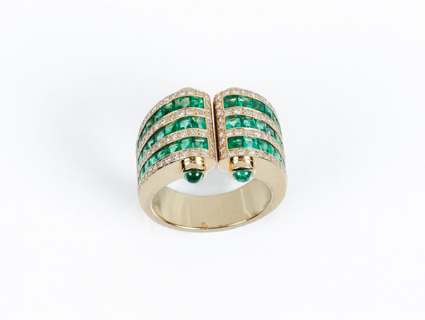 Sortija en sólida montura de oro amarillo, estilo 'decó', decorada en bandas de bellas esmeraldas, verde intenso.
