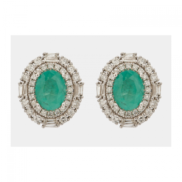 Pendientes rosetón en oro blanco con esmeralda talla oval y doble orla de diamantes tallas brillante y trapecio.