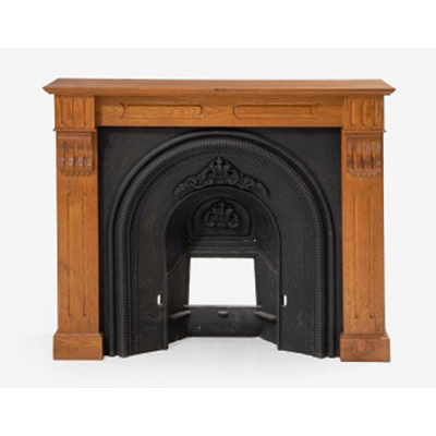 Frente de chimenea en madera de roble tallada Estilo Luis XVI.   Época: Pp. S. XX