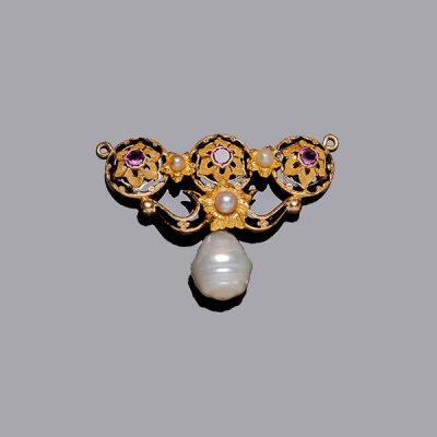 Centro de collar vintage en oro amarillo, diseño con tres rosetones con piedra amatista, con perlitas cultivadas y detalles grabados y en esmalte negro, rematado en una perla barroca en perilla de 12 x 10 mm.