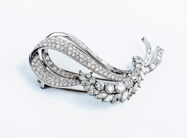 Elegante broche-alfiler vintage, años 40-50, en platino u oro blanco con diamantes