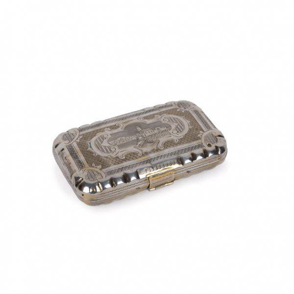 Delicada pitillera o funda para gafas en plata francesa punzonada, ley 950. Francia, S. XIX.