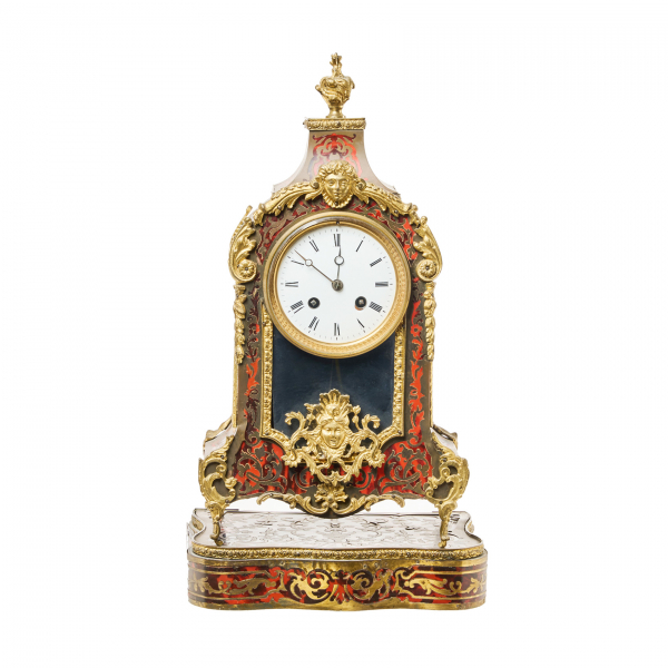 Reloj de sobremesa con peana estilo Napoleon III con decoraciones en bronce dorado, latón y símil carey, s.XIX.