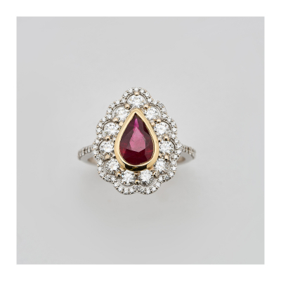 Sortija rosetón en oro bicolor y rubí talla perilla con doble orla y brazos de diamantes talla brillante.