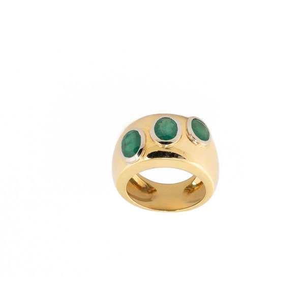 Sortija ancha en montura maciza de oro amarillo 18 K, con tres esmeraldas naturales 