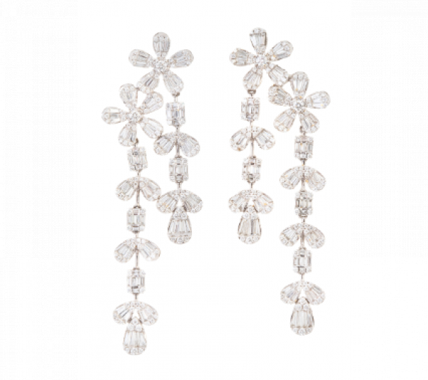 Pendientes largos con dos cascadas de mortivos florales de brillantes y diamantes talla trapecio.   En montura de oro blanco de 18 K.