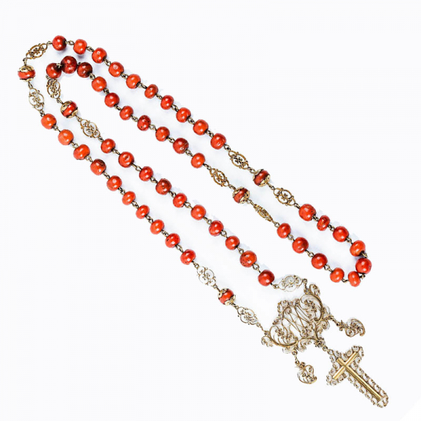 Collar realizado con rosario antiguo con cruz y eslabones calados, en oro amarillo y cuentas botón de coral rojo.
