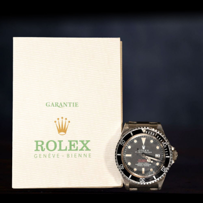 Excepcional reloj Rolex Sea - Dweller Double Red Ref. 1665 año 1972, sumergible 600m, en acero, con Garantía Original RÖSCH &amp; Co.