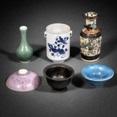 Conjunto de tres jarrones y dos cuencos de porcelana china y cuenco en bronce del siglo XIX-XX