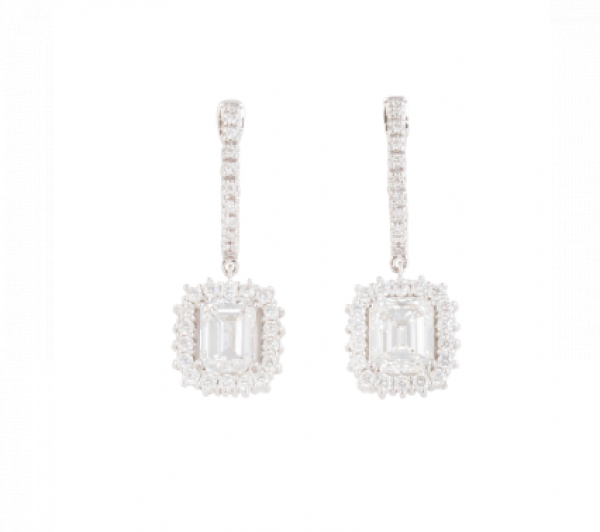 Pendientes con diamantes talla esmeralda orlada de brillantes que penden de criolla con frente de brillantes.   En oro blanco de 18K. 