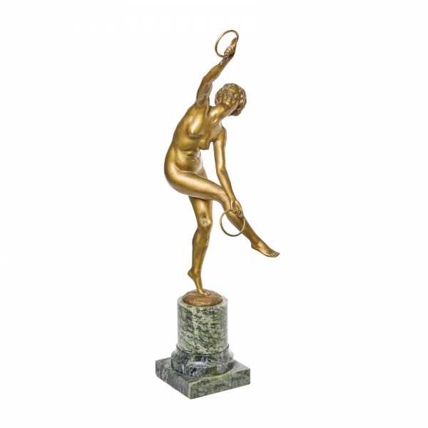 Alphonse Saladin (Francia, 1878-1956)  Danzarina con anillas.  Escultura en bronce dorado sobre peana en mármol verde veteado. Firmada.