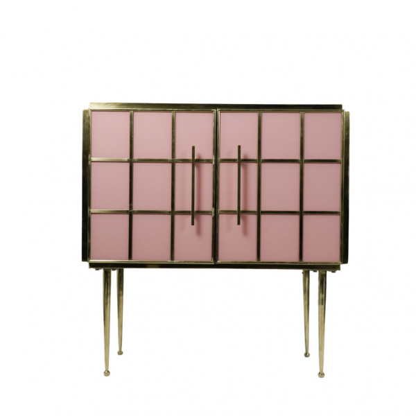 Aparador en madera con revestimiento en cristal de Murano de tonaliad rosa y metal dorado, s.XX.