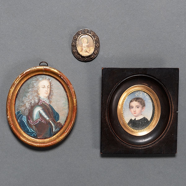 Conjunto de dos miniatura pintadas al óleo del siglo XIX y relicario en plata del siglo XIX. 