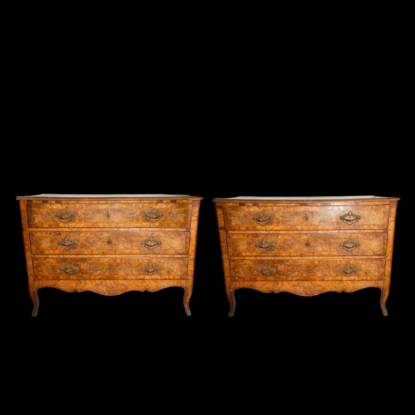 Pareja de cómodas de palacio. Escuela Italiana. Principios del Siglo XVIII.   Madera de raíz de nogal con marquetería.