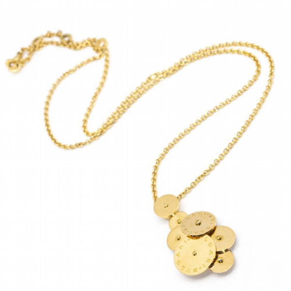 BULGARI. Collar de la colección «Cicladi» en oro. El colgante se compone de siete círculos giratorios en diversos tamaños, dos con el nombre de la marca.