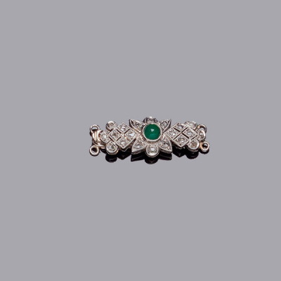 Cierre de pulsera o collar dos vueltas, vintage, en oro blanco, cuajado de diamantes, con centro de crisopás verde en cabujón, y vistas grafiladas.