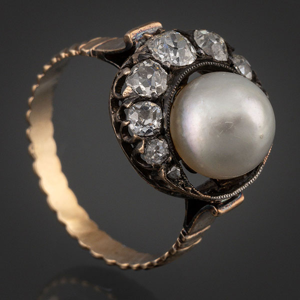 Anillo en oro amarillo de 18kt con perla y orlado de brillantes.