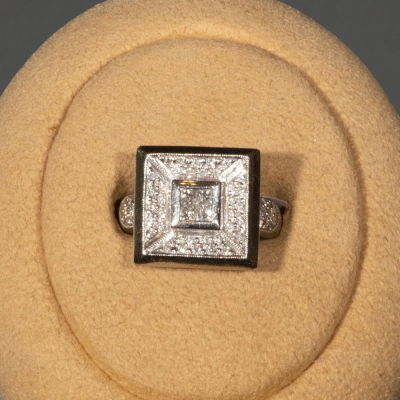 Anillo de oro blanco 18k con brillantes. Peso 11,30 g. 