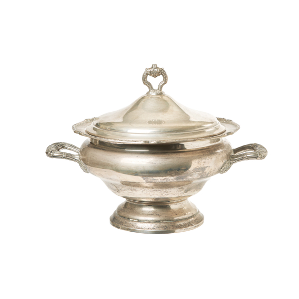 Sopera en plata española punzonada con bordes polilobulados, decoración perimetral de cordón y decoración de motivos vegetales en las asas, s.XX.