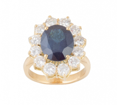 Sortija con zafiro oval de 6,33 ct. orlado de brillantes  En montura de oro amarillo de 18 K.